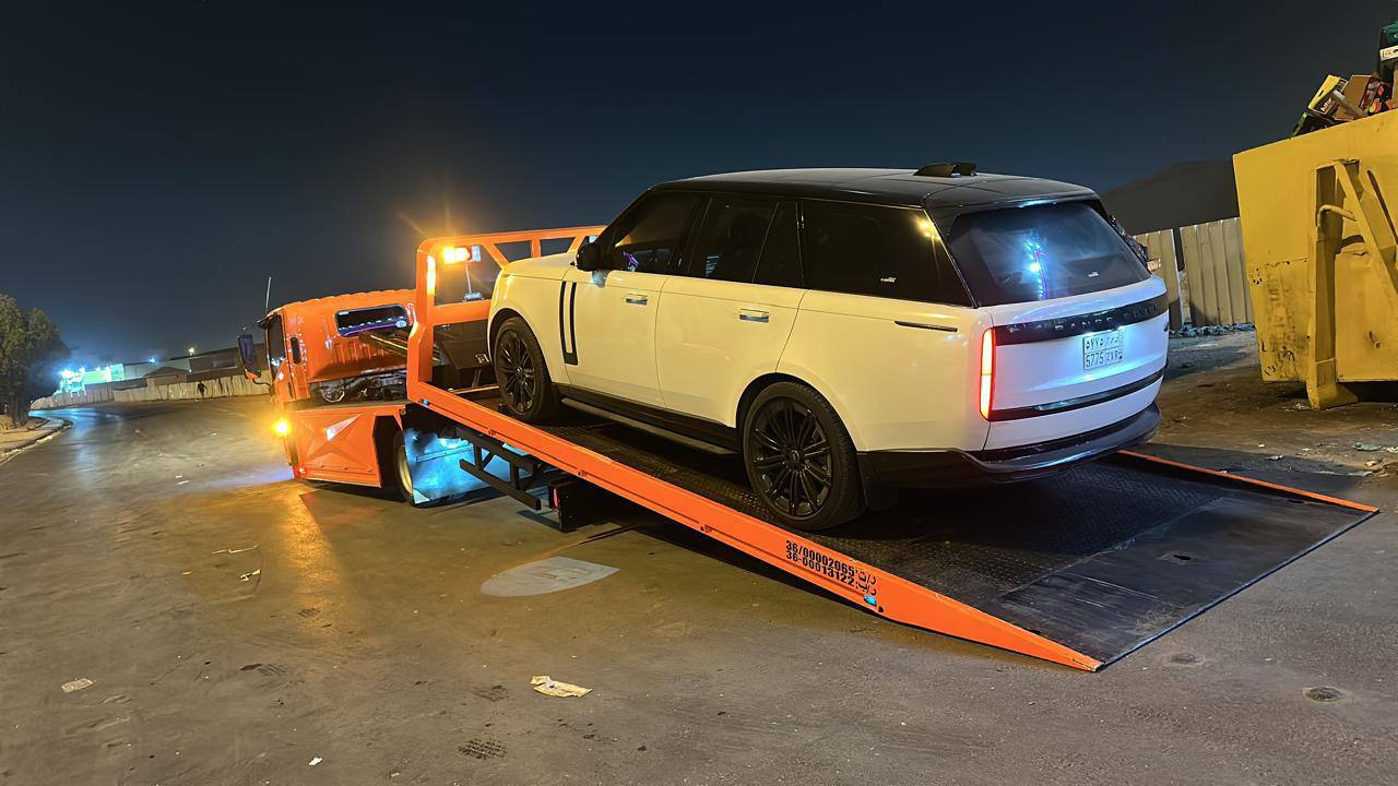 سطحة هيدروليك في سكاكا أثناء تحميل سيارة رنج روفر ليلاً — سكاكا